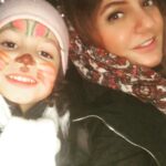 Mahnaz Afshar Instagram - سرگرمی مادری دختری و چه باحاله این برنامه مژه و .... 😉🔵🔵🌻 #funny #freetime #childrenday #mybabygirl