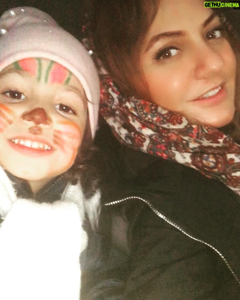 Mahnaz Afshar Instagram - سرگرمی مادری دختری و چه باحاله این برنامه مژه و .... 😉🔵🔵🌻 #funny #freetime #childrenday #mybabygirl