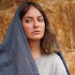 Mahnaz Afshar Instagram - حدود بیست سال و اندی است که حمایت و عشق شما را همراه دارم و در دنیای بیرون از اینجا و حتی اینجا میبینم !دوستتون دارم وقدرشناسش هستم💙❤️🌻 #myself #love #funnytime #loveyouguys 🌞 عکس کورش جوان🌹