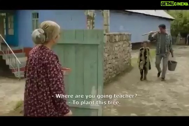 Mahnaz Afshar Instagram - روزی روزگاری تاجیکستان در فیلم سینمایی معلم کارگردان ناصر سعیداف در کنار مردم بسیاااار مهربانش.🙏🏻🌹