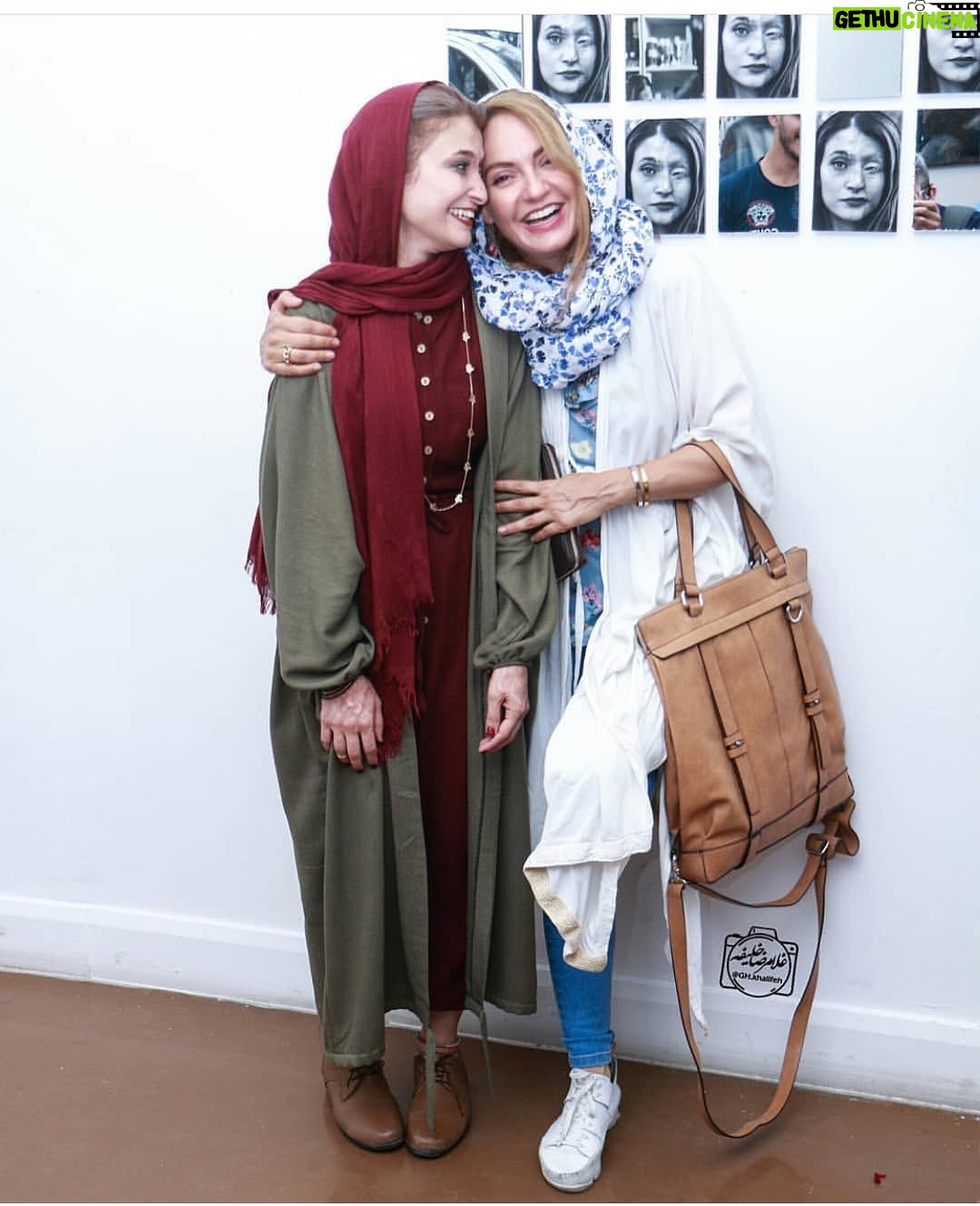 Mahnaz Afshar Instagram - امشب در کنار مرضیه جان قوی و زیبا 👏🏻❤️ نمایشگاه انفرادی عکس نگارمسعودی @gh.khalifeh