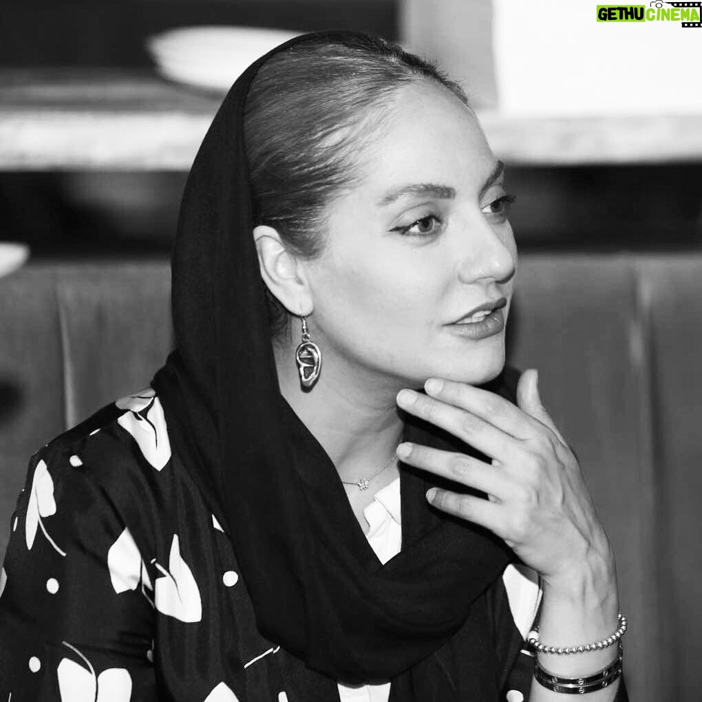 Mahnaz Afshar Instagram - بریم که فردا تیم ملی یه بازی عالی رو به رهبری آقا کیروش به رخ جهانیان بکشه ✌🏻🔵 دیگه عکس خودم رو گذاشتم تا فردا ببینیم چی میشه 😅🙈 دیدید چه بازی بود به به 👌🏻👏🏻