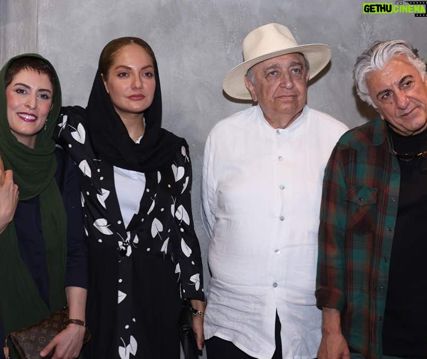 Mahnaz Afshar Instagram - و امشب ما کنار شما عزیزان در اکران مردمی فیلم سینمایی دلم میخواد برقصم 😉🔵 @mahbooobehtm