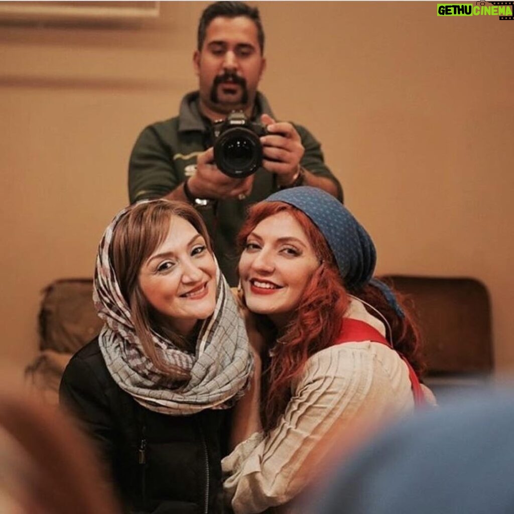 Mahnaz Afshar Instagram - نانسی با سارا جان اسکندری طراح گریم نمایش موزیکال الیورتویست و اقا صادق عکاس عزیز پشت صحنه😉🌹🌹🔵