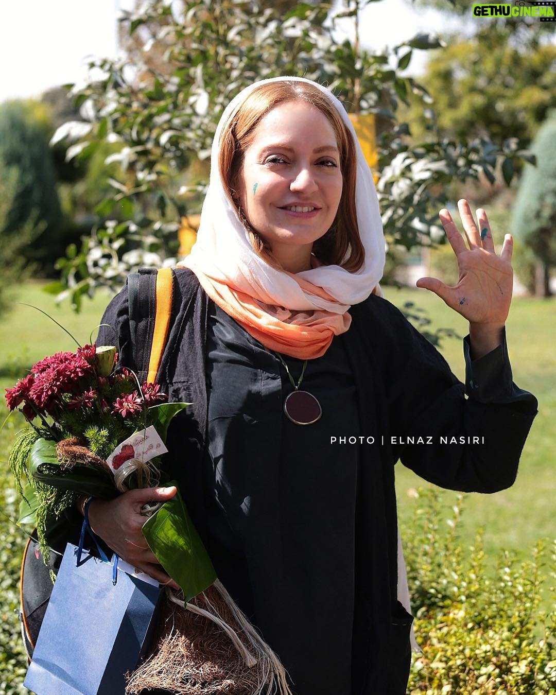 Mahnaz Afshar Instagram - امروز صبح در کنار شما بچه ها و نقاشی کشیدن در کنار شما یکی از بهترین خاطرات من شد✅❤️ جشنواره طولانی ترین نقاشی کودکانه در بوستان رازی #هرشهروند_یک_داوطلب