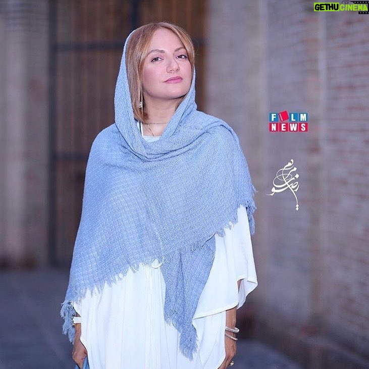 Mahnaz Afshar Instagram - امشب جشن عکاسان ممنونم از همه عکاسان عزیز و ممنون ازتقدیری که از من کردید 🙏💚 عکس از. مریم رضوی عزیزم 🌹
