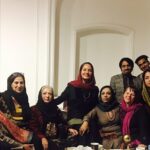 Mahnaz Afshar Instagram - ‎از افغانستان و چهارمین «فستیوال فیلم زنان - هرات» در حالی بازگشتم که صادقانه می‌توانم بگویم دلبسته این شهر و مردمانش شدم 🇦🇫🇮🇷 ‎بودن در کنار مردم خوب افغانستان حس خوبی داشت. مردمی که زبان، جغرافیا و دردهای مشترک، ما را به آن‌ها و آن‌ها به ما نزدیک‌تر می‌کند ‎آرزو دارم خیلی زود بمب‌ها با افغانستان وداع کنند و صورت این کشور از خون شسته شود. ‎باور کنید سخت است با این شرایط سخت تلاش برای رشد فرهنگی ‎ملت بزرگ ایران و افغانستان می‌توانند با دوستی و نزدیکی بیشتر اتفاقات زیبایی را رقم بزنند و این مهم دست‌یافتنی‌ست ... ‎دوست دارم باز هم به افغانستان بروم، شاید برای اتفاقی نیکوتر در پایان لازم می‌دانم از سازمان آرمان‌شهر و خانه فیلم رویا برای تمام زحماتی که برای برگزاری این فستیوال کشیدند سپاسگزاری کنم این عکس هم یادگاری از افغانستان شد که فرزانه وحیدی آن‌را ثبت کرد