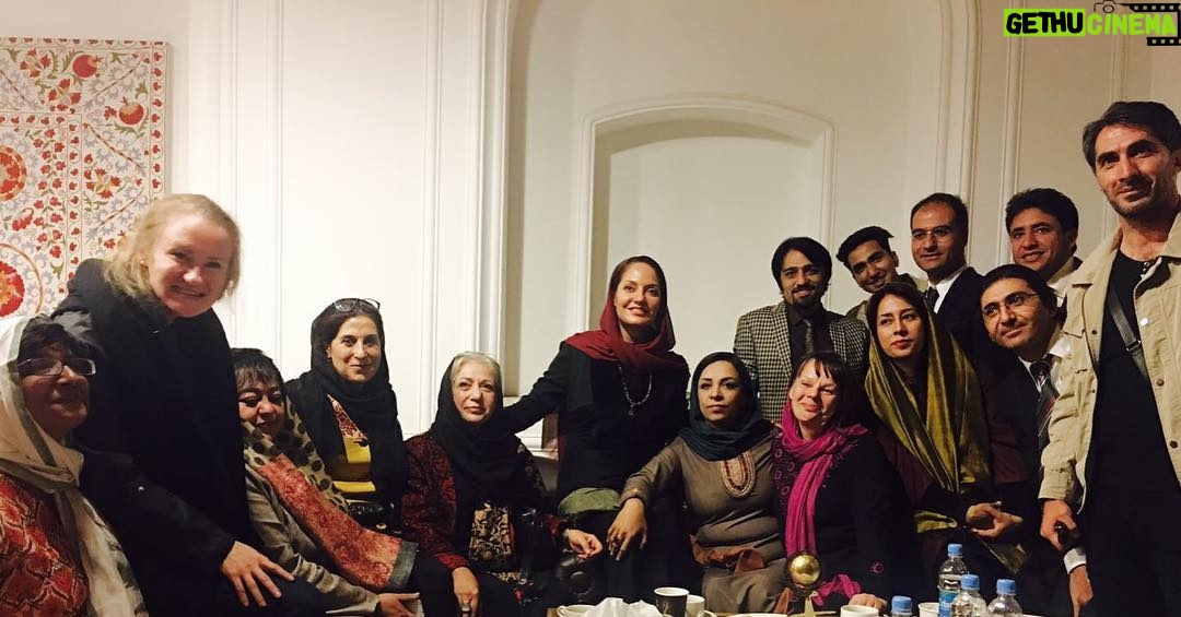 Mahnaz Afshar Instagram - از افغانستان و چهارمین «فستیوال فیلم زنان - هرات» در حالی بازگشتم که صادقانه میتوانم بگویم دلبسته این شهر و مردمانش شدم 🇦🇫🇮🇷 بودن در کنار مردم خوب افغانستان حس خوبی داشت. مردمی که زبان، جغرافیا و دردهای مشترک، ما را به آنها و آنها به ما نزدیکتر میکند آرزو دارم خیلی زود بمبها با افغانستان وداع کنند و صورت این کشور از خون شسته شود. باور کنید سخت است با این شرایط سخت تلاش برای رشد فرهنگی ملت بزرگ ایران و افغانستان میتوانند با دوستی و نزدیکی بیشتر اتفاقات زیبایی را رقم بزنند و این مهم دستیافتنیست ... دوست دارم باز هم به افغانستان بروم، شاید برای اتفاقی نیکوتر در پایان لازم میدانم از سازمان آرمانشهر و خانه فیلم رویا برای تمام زحماتی که برای برگزاری این فستیوال کشیدند سپاسگزاری کنم این عکس هم یادگاری از افغانستان شد که فرزانه وحیدی آنرا ثبت کرد