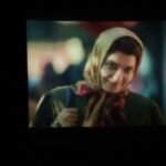 Mahnaz Afshar Instagram - صحنه اي از فيلم امروز در سينما براي شما گرفته شد 😉💜 پي نوشت مهم : گرفتن فيلم در سينما ممنوع است و همه آگاهيم، اينجا با اجازه مدير سالن فقط براي ثبت لحظه كوتاه بود 🙏🌹