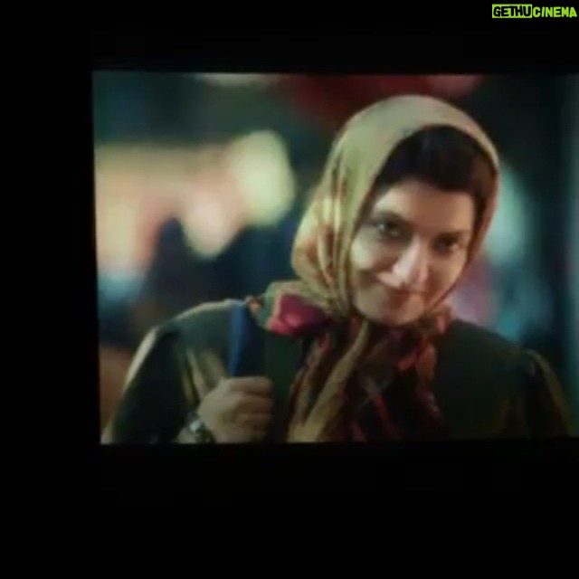 Mahnaz Afshar Instagram - صحنه اي از فيلم امروز در سينما براي شما گرفته شد 😉💜 پي نوشت مهم : گرفتن فيلم در سينما ممنوع است و همه آگاهيم، اينجا با اجازه مدير سالن فقط براي ثبت لحظه كوتاه بود 🙏🌹