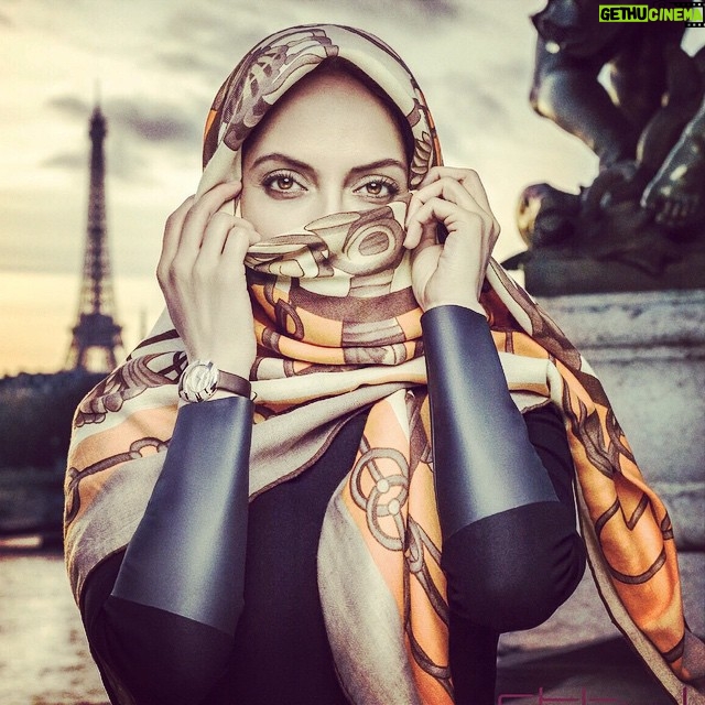 Mahnaz Afshar Instagram - روزهاي بهاريتون بخير ساعت شانزليزه ساخت سوييس عكس : فيليپ جكر