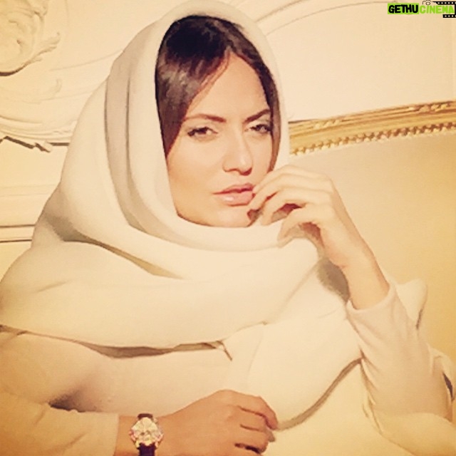 Mahnaz Afshar Instagram - سلام شبتون بخير به لطف دوستاني در اينجا متوجه فعاليتهاي اينترنتي شدم كه متعلق به من نيست ، و وظيفه ام بود عرض كنم غير اين صفحه و صفحه فيس بوك كه آدرس بالآي همين صفحه است ، در هيچ جاي ديگه فعاليت ندارم . نه لاين و نه فضاهاي مشابه ديگر ممنون كه اطلاع دادين و متوجه شدم . 🙏🌹