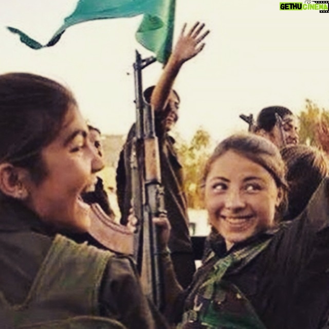 Mahnaz Afshar Instagram - آزادي تان و پيروزي تان مبارك زنان و مردان كوباني 🙏🌹