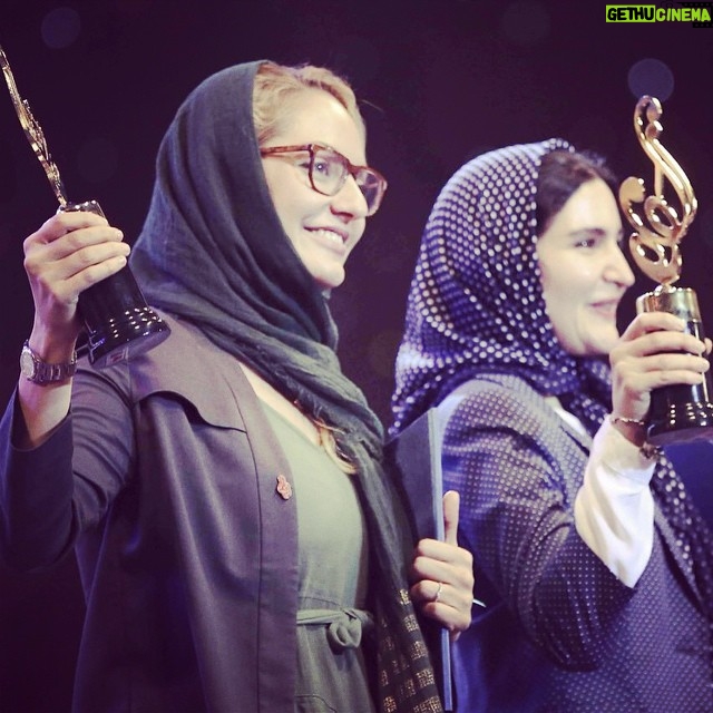 Mahnaz Afshar Instagram - همراه با نورا هاشمي نازنين برنده تنديس حافظ براي بهترين بازيگر زن 🙏