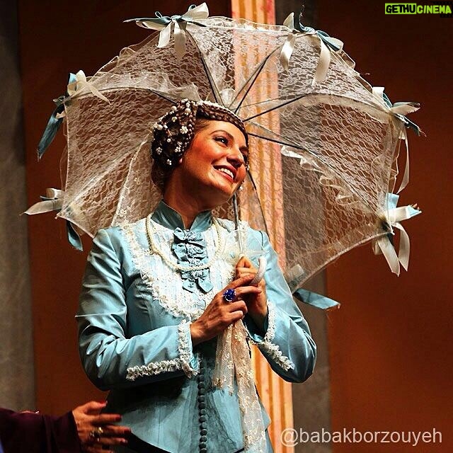 Mahnaz Afshar Instagram - ژوليت: يعنى اگر روزى من و رومئو به شهر شلوغ ترى فرار كنيم، من ديگر به چشم او نمى آيم؟ البته در يك مهمانى شلوغى بوديم كمى حواسش به دختران ديگر ......... ميراندا، كاترين،دزدمونا: بوووووود؟ ژوليت: نبود