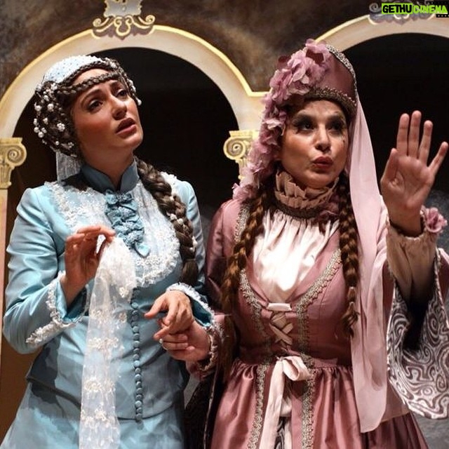 Mahnaz Afshar Instagram - تئاتر دورهمى زنان شكسپير | ايرانشهر - سالن استاد سمندريان | اطلاعات بيشتر در سايت tiwall.com | منتظر شما هستيم 🌹🙏