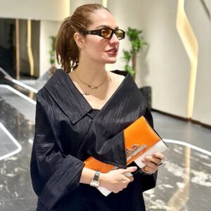 Mahnaz Afshar Instagram - عبور از سانسور و خود بودن در فضای اجتماعی راه ساده ای برای من نبود۔
 حتی وقتی میخواستم چنین عکسهایی را برای طرفدارن عزیزم منتشر کنم سرم یا تنم را برای روزی که بخواهم به ایران برگردم و مشکل نداشته باشم، سانسور میکردم۔
اما امروز وقتی شماهارو در کوچه و پس کوچه های ایران و در خیابان ها، آزاد و رها میبینم و این چنین سخت مبارزه میکنید، از خودم و ترسهام و حتی مراقبتهام عصبانی میشم۔ اما امروز این خود بودن با ارزش را آموختم و آموختیم۔
و این شجاعت مدیون شما نسل جوان دختر و پسر ایران ماست۔
حق پوشش، حق لبخند، حق یک زندگی نرمال، حق همه انسانها و حق زندگیست۔
امید که به همه این حقها برسیم
💙✌
#زن_زندگی_آزادی 
It was not an easy way for me to break through the censorship and be myself.
But today, my dear youth (women and men) spread courage in our land of Iran. The right to cover, the right to smile, and the right to a normal life are the rights of all human beings. We hope to achieve all these rights 
#woman_life_freedom
