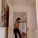 Mahnaz Afshar Instagram - 👧 گفت مامی برای ولنتاین من یک ایده دارم، بگیریم بذارش اینستاگرامت۔ دستورات اجرایی هم زیاد داشت که پات رو کجا بذار اینکارو نکن اینکارو بکن و بله میشه موها مرتب نباشه میتونیم گاهی در واقعیت زندگی تنبل هم باشیم:)) پافی هم دیگه عادت کرده 🐶 تصویر بعدی یکی از پخش شدنشه و تازه بعد از چندبار پخش زمین شدنمون و له شدن پای من شد این:) ولنتاین مبارک قشنگا 💝 It's one of our days when I'm home and she wants to do every acrobatic action with me. #happyvalentinesday 💙