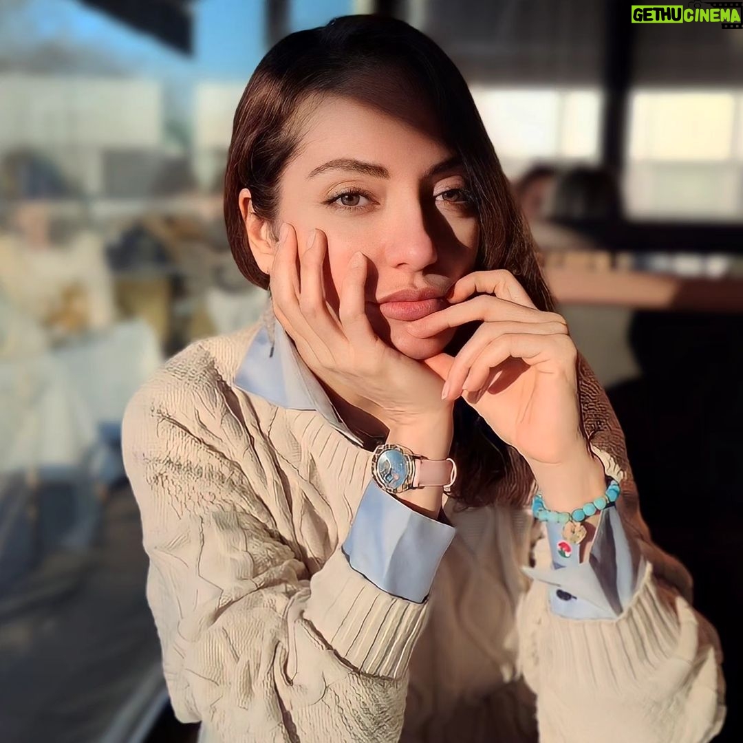 Mahnaz Afshar Instagram - ا💙 در دنیای عجیب اینروزها آنچه باقی میمونه و میتونه انسانهارو از چرخه تاریک و و بدها محافظت کنه، قوی بودن و مهرورزیدن به خود ،انسانهای دیگه، طبیعت و حیواناته۔ در غیر اینصورت تصویر دروغی از خودمون ساختیم۔ آیا اهنگ ( بیت دریادل )که روش گذاشتم برای شما شنیده میشه و عکس باز میشه؟ Our lovely Paffy #animallovers #winter #germany