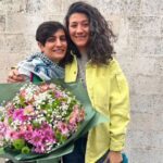 Mahnaz Afshar Instagram - ✌💙 تا کور شود آنکه نمیتواند ببیند۔ میمانیم و ادامه میدهیم هرکجا که باشیم، رانده شده از وطن و دور از وطن ، برای سربلندی و آزادی وطن کنارهم میمانیم و ادامه میدهیم۔ میمانیم به عشق وطن و زنده میمانیم به عشق وطن۔ ولی رای نمیدهیم چون در این سالها جز دروغ و بی عدالتی هیچی ندیدیم! به امید آزادی همه زندانیان آزادیتون مبارک #نیلوفر_حامدی #الهه_محمدى #niloofar_hamedi and #elahe_mohammadi 2 journalists who reported about #mahsa_amini got released from jail