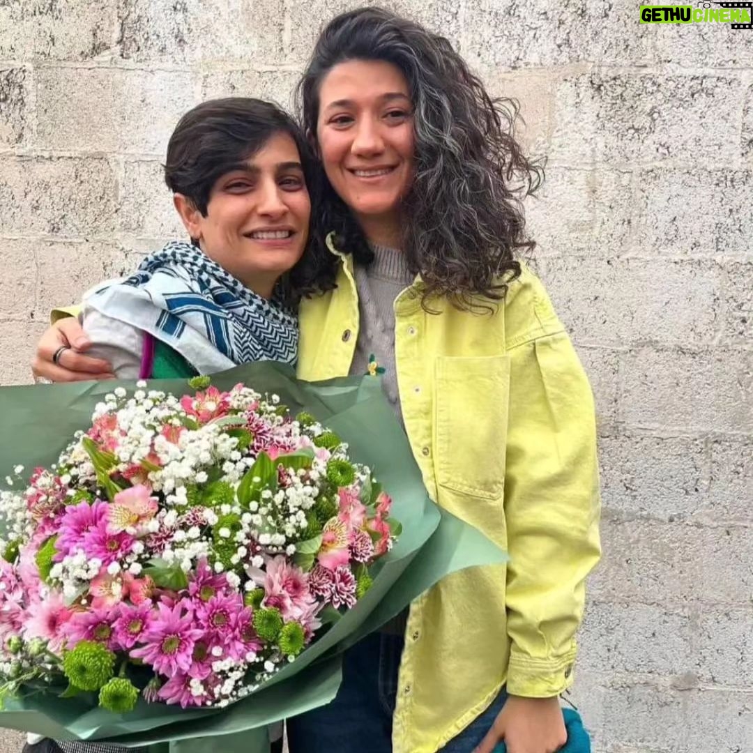 Mahnaz Afshar Instagram - ✌💙 تا کور شود آنکه نمیتواند ببیند۔ میمانیم و ادامه میدهیم هرکجا که باشیم، رانده شده از وطن و دور از وطن ، برای سربلندی و آزادی وطن کنارهم میمانیم و ادامه میدهیم۔ میمانیم به عشق وطن و زنده میمانیم به عشق وطن۔ ولی رای نمیدهیم چون در این سالها جز دروغ و بی عدالتی هیچی ندیدیم! به امید آزادی همه زندانیان آزادیتون مبارک #نیلوفر_حامدی #الهه_محمدى #niloofar_hamedi and #elahe_mohammadi 2 journalists who reported about #mahsa_amini got released from jail