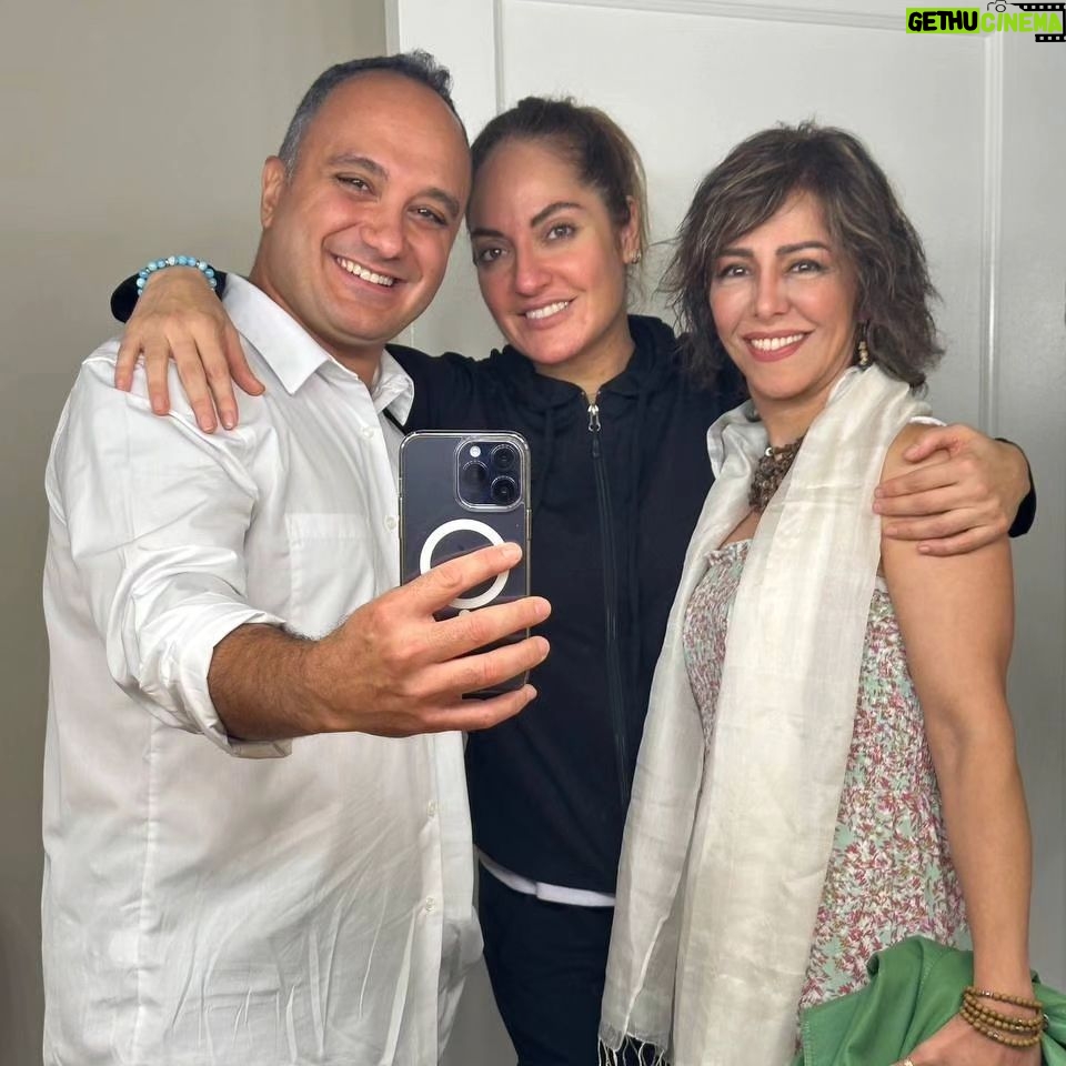 Mahnaz Afshar Instagram - 🕊️ دیشب بعد از اجرای خانه امن در #ردوودسیتی . اولین بار شبنم طلوعی رو در تاتر کلفت ها دیدم اونموقع تازه وارد کار سینما شده بودم و زیاد تاتر میدیدم۔ شبنم روی صحنه انگار پاهاش روی زمین نبود، بازی نمیکرد، زندگی میکرد۔ بازیگر اعجوبه ای که باعث شد از همون موقع عطش من برای قرار گرفتن بر روی صحنه تاتر بیشتر بشه۔ شبنم یک بازیگر و یک زن اصیل و شریفه که من بوجودش افتخار میکنم۔💙 و احسان که رفیق شفیق من بوده و هست 🌹🍀 به امید روزی که این عکسها و این لحظه ها در ایران ثبت بشه۔ Last night we had one of our best performances with a great audience in #redwoodcity Hoping for the day when each of us can work and live in Iran💚🤍❤️🕊️ Thank you #sanfrancisco 🎭🙏 @shabnam.tolouei @ehsaankaramy