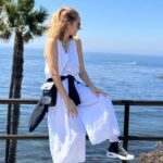Mahnaz Afshar Instagram - ,🌊🤍 قبل هر اجرا انگار که اولین باره، پر از هیجانم و این تازه بودنش همیشه منو سر ذوق میاره۔ صبحش رفتیم به این ساحل زیبا و خاطره ای ثبت کردیم و تعدادی از هموطنان نازنینم رو هم دیدیم و لبریز از عشق انها شدم۔ و امشب در#OrangeCounty یکی از زیباترین شبهای اجرا خانه امن ما شد۔ دیدن شما هموطنانی که بیشترتون سالهای سال بود که از ایران دور بودید و به عشق وطن و حمایت تاتر و مهری که به ما داشتید، امشب آمدید و سنگ تمام گذاشتید و با عشق و مهربانی شماها امشب خیلی زیبا شد۔ به امید روزی که در وطن هم و در کنار هم، شاهد هنر و تاتر و سینمای ایرانمان باشیم🙏 دوستتون دارم۔💙 Tonight was an incredible performance with the best audience from Orange County. Thank each one of you…. #lagunabeach