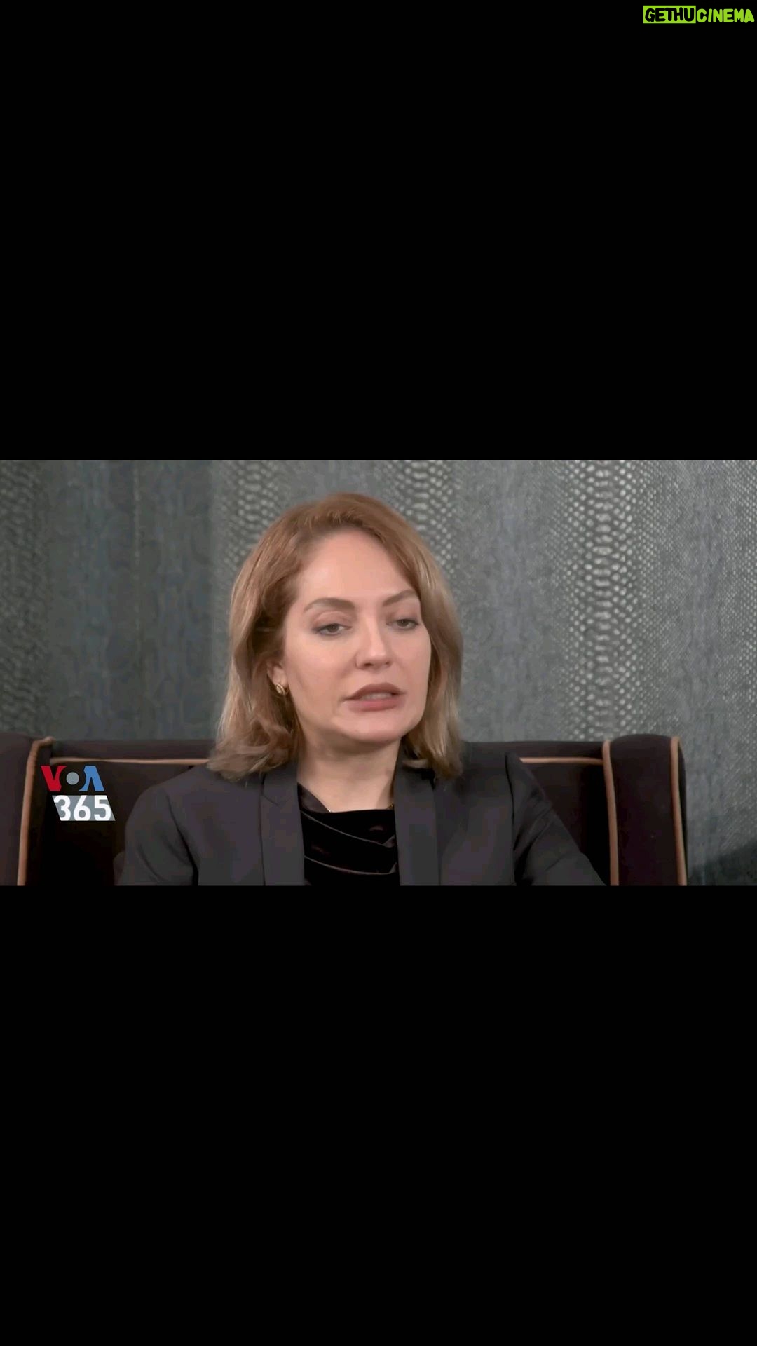 Mahnaz Afshar Instagram - خلاصه ای از بخش اول مصاحبه من با صدای آمریکا کامل اون رو در لینک یوتیوپ بالای صفحه اینستاگرام گذاشته شده میتونین ببینید✌💙 تلاش کردم پرسشهایی که در این ۷ سال طرفداران نازنینم و بخشی از مردم نسبت بهش نقد و سئوال داشتند و همچنین منتقدین عزیزی که سعی در کمک و ساخته شدن مهناز افشار داشتند رو پاسخ دهم۔ قطعا در یک مصاحبه حدود یکساعت، پاسخ ها کامل و بی نقص نخواهد بود۔ اما تلاش کردم صداقت و حقیقت اولویت پاسخهام باشه حتی اگرخوشایند تعدادی نباشه۔ آموختم پای حقیقت ایستادن حتی به قیمت توبیخ و تاوان دادن همیشه بایستم و برای حقیقت بجنگم۔ دوستتان دارم و بدانید تا همیشه محکم تر از همیشه کنارتان هستم۔ #زن_زندگی_آزادی I tried to answer the questions that my dear fans and part of the people had criticized and asked about my private life in these 7 years, as well as the dear critics who tried to help and build Mahnaz Afshar. Certainly, in an interview of about one hour, the answers will not be complete and perfect. But I tried to be honest and truthful in my answer, even if it is not pleasant. I learned to stand by the truth, even at the cost of reprimanding to always stand and fight for the truth. I love you all and I am always by your side stronger than ever. You can watch the whole video on my YouTube #woman_life_freedom @voafarsi @arian.risbaf