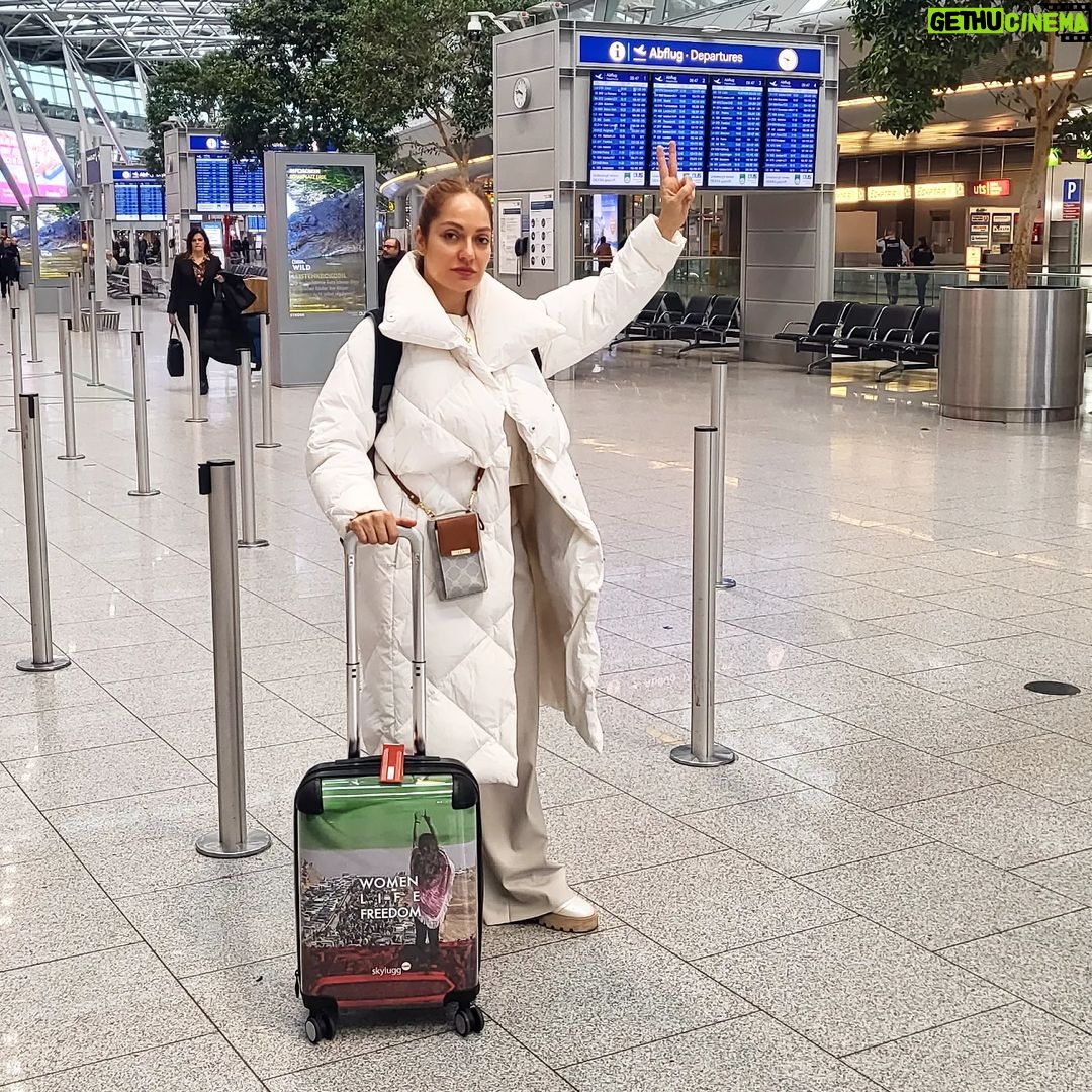 Mahnaz Afshar Instagram - #زن_زندگی_آزادی همه جا با من همراهه تا روزی که همه ما در #ایران و در سرزمین دوست و همسایه، #افغانستان این شعار را واقعی زندگی کنیم۔ #ژن_ژیان_ئازادی #مهسا_امینی #کتایون_ریاحی Hoping for the day when we can truly live the #woman_life_freedom in our country #Iran and the friendly and neighboring country of #Afghanistan. #MahsaAmini #Frauen_leben_freiheit