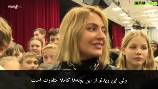 Mahnaz Afshar Instagram - برای ایران برای مردم نازنینم برای فرزندان خواهران و برادران نازنینم در ایران صدایتان را بلند خواهم گفت چون من شما هستم من خود مردمم۔ شنیدن ترانه «برای …» شروین، از هر حنجره ای همچنان بغض به گلوی همه میاره. اما این بار خوندن این ترانه به زبان فارسی، توسط 800 دانش آموز آلمانی مدرسه «دودن» منو خیلی تحت تاثیر قرار داد و تصمیم گرفتم کنارشون باشم و ازشون تشکر کنم و صدای شمارو بیشتر بهشون برسونم۔ احساس همبستگی و هم دردی اونها لحظات فراموشنشدنی رو رقم زد که باهاتون به اشتراک میگذارم. متشکرم برای همه احساس خوبی که من دادید. به امید صلح و زندگی #زن_زندگی_آزادی #ژن_ژیان_ئازادی Das Hören von Shervins Song „Für…“ löst immer starke Gefühle aus. Aber dieses Mal hat mich das gemeinsame singen dieses Liedes auf Farsi durch 800 deutsche Schüler der „Konrad Duden“ Schule zu tiefst beeindruckt, und ich habe beschlossen bei ihnen zu sein und ihnen zu danken. Ihr Gefühl der Solidarität schuf unvergessliche Momente, die ich mit euch teile. Danke für all die Gefühle. In Hoffnung auf Frieden und Leben۔ Frauen leben Freiheit ✌💙 #German #germany🇩🇪 Listening to Shervin's song "For..." still impacts deep feelings. But this time, singing this song in Farsi by 800 German students of "Konrad Duden" school touched my heart, and I decided to be with them and thank them. Their sense of solidarity created unforgettable moments that I share with you. Thank you for making me feel so good. In Hope for peace and life. #woman_life_freedom