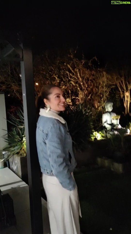 Mahnaz Afshar Instagram - سال نو میلادی رو به همه هموطنانم و دوستانم تبریک میگم به امید اینکه در این سال جدید از ظلم و تاریکی رها بشیم دست در دست در کوچه و پس کوچه ها آواز بخونیم و شادی کنیم۔ آمین Happy New Year to all of you 💙