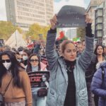 Mahnaz Afshar Instagram - هزاران کیلومتر دورتر شاهد اتحاد و هم دلی هموطنان؛ یک صدا برای ایران۔ #مهسا_امینی زن زندگی آزادی ژن ژیان ئازادی #مهسا_امینی #mahsaamini #germany Woman life freedom