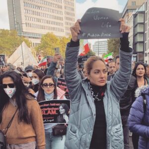 Mahnaz Afshar Instagram - هزاران کیلومتر دورتر شاهد اتحاد و هم دلی هموطنان؛
 یک صدا برای ایران۔
#مهسا_امینی
زن زندگی آزادی
ژن ژیان ئازادی
#مهسا_امینی #mahsaamini
#germany
Woman life freedom