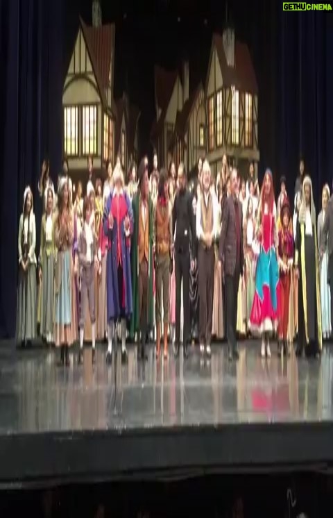 Mahnaz Afshar Instagram - و در آخر همه چیز میگذره جز تشویق و عشق شما که میونه باهامون 💙 #olivertwist is one of the most popular # theatres I played ,🎭