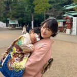 Mai Hakase Instagram - 息子尊い❤️ 息子には2人目妊娠中や出産でたくさん我慢させてしまいました😣2歳でまだまだ「抱っこー」の時期だけど、 「ママはお腹に赤ちゃんがいるから抱っこできないんだよ、赤ちゃんが出てきたら抱っこするね」と話していたら、「抱っこしてー」と言わなくなり、出産後に「ママもうお腹に赤ちゃんいないから抱っこできるの？」と聞いてきました（ ; ; ）すごく我慢してたんだなーと🥺 入院の時も帝王切開の心配もありましたがそれよりも息子と離れることの方が心配でした😓7泊8日で子供との面会はNGだったので、私も寂しいし、息子も大丈夫かなぁと（ ; ; ）息子はちゃんと理解できると思ったのでお別れの時も「病院に行くからしばらく会えないけど帰ってくるからね」と言い聞かせて入院しました。「ママはいつかえるの？ぼくもびょういんいく！」と毎日言っていたようですが、 私がいなくても頑張ってる息子の姿を動画で送られてきたり、テレビ電話をしてたら息子に会いたくて泣いてました（ ; ; ）再会の時は全速力で私のところに走ってきてくれて抱きついてきたのでその場にいた皆涙😭（母にビデオをまわしてもらってたのに、なぜか全然撮れてなかった😓） 妹も産まれてきてあまり赤ちゃん返りもなく、ちゃんと妹を可愛がっていてお兄さんしていますが、甘えられる時はたくさん甘えさせてあげてます♡というか私が息子にベタベタしてます🤭いつまで経っても可愛いベビー👶🩷 #七五三 #息子ラブ #男の子ママ #女の子ママ 静岡浅間神社