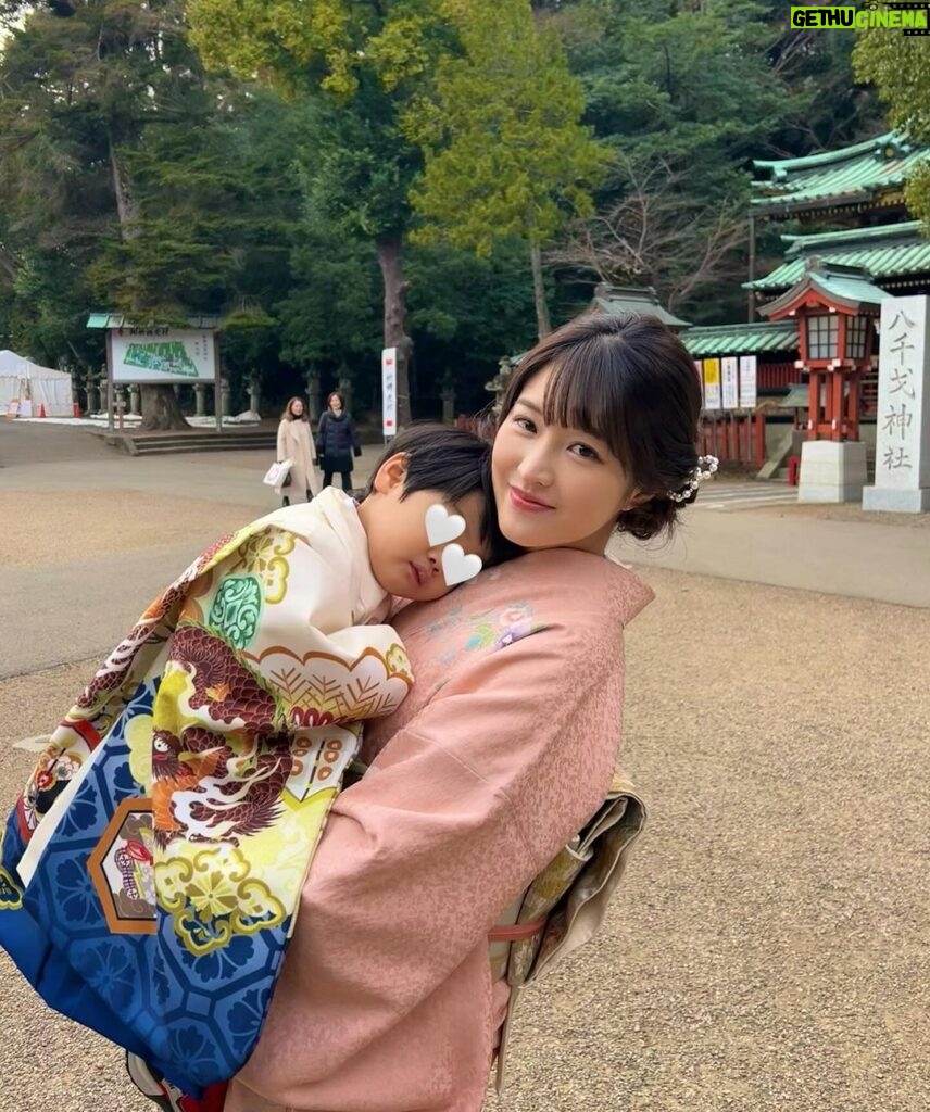 Mai Hakase Instagram - 息子尊い❤️ 息子には2人目妊娠中や出産でたくさん我慢させてしまいました😣2歳でまだまだ「抱っこー」の時期だけど、 「ママはお腹に赤ちゃんがいるから抱っこできないんだよ、赤ちゃんが出てきたら抱っこするね」と話していたら、「抱っこしてー」と言わなくなり、出産後に「ママもうお腹に赤ちゃんいないから抱っこできるの？」と聞いてきました（ ; ; ）すごく我慢してたんだなーと🥺 入院の時も帝王切開の心配もありましたがそれよりも息子と離れることの方が心配でした😓7泊8日で子供との面会はNGだったので、私も寂しいし、息子も大丈夫かなぁと（ ; ; ）息子はちゃんと理解できると思ったのでお別れの時も「病院に行くからしばらく会えないけど帰ってくるからね」と言い聞かせて入院しました。「ママはいつかえるの？ぼくもびょういんいく！」と毎日言っていたようですが、 私がいなくても頑張ってる息子の姿を動画で送られてきたり、テレビ電話をしてたら息子に会いたくて泣いてました（ ; ; ）再会の時は全速力で私のところに走ってきてくれて抱きついてきたのでその場にいた皆涙😭（母にビデオをまわしてもらってたのに、なぜか全然撮れてなかった😓） 妹も産まれてきてあまり赤ちゃん返りもなく、ちゃんと妹を可愛がっていてお兄さんしていますが、甘えられる時はたくさん甘えさせてあげてます♡というか私が息子にベタベタしてます🤭いつまで経っても可愛いベビー👶🩷 #七五三 #息子ラブ #男の子ママ #女の子ママ 静岡浅間神社