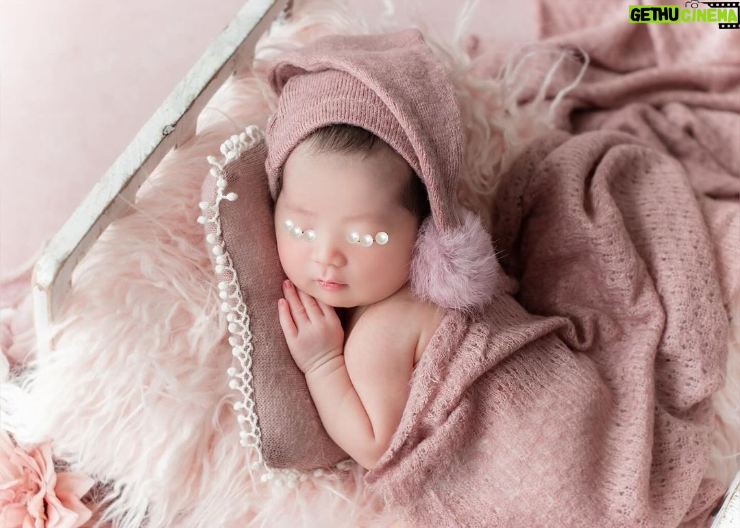Mai Hakase Instagram - 娘のニューボーンフォト♡ 生後11日目で撮影しました👼この時期しか撮れないこのかんじ♡この表情たまらない🩷 写真は @cherie_newbornphoto さん📷 インスタを見てとても私好みの写真だったのでお願いしました🩷 ご自身も二児のお母様でニューボーンフォトの経験豊富なカメラマンさんだったので、ベビーの扱いも慣れていてとても安心して撮影できました☺️ 他にもたくさんとっていただいたのでお写真のせます👶 #newbornphoto #ニューボーンフォト