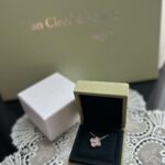 Mai Hakase Instagram - 普段ジュエリーを紹介するような投稿はしてないんだけど、、これは特別にさせてください♡ 主人から第二子出産のプッシュギフトとしてヴァンクリの2023年ホリデーコレクションをプレゼントしてもらいました🎁 素材はシルバーオブシディアンで光によって見えるカラーが違っていて、グレーぽくも見え黒にも見えて、なんとも言えないこのカラーの天然石＆ローズゴールドの組み合わせがとても可愛いです😍 息子を出産した年のホリデーコレクションも持っていますが、それをつけると息子を産んだ年のものだなぁと思い出すので、今回も出産の思い出と共に大事にしたいと思います👶❤️ #pushgift #プッシュギフト #vancleefarpels #vancleefholidaypendant #ヴァンクリーフホリデー #2023holidaypendant #ヴァンクリホリデー2023