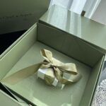 Mai Hakase Instagram - 普段ジュエリーを紹介するような投稿はしてないんだけど、、これは特別にさせてください♡ 主人から第二子出産のプッシュギフトとしてヴァンクリの2023年ホリデーコレクションをプレゼントしてもらいました🎁 素材はシルバーオブシディアンで光によって見えるカラーが違っていて、グレーぽくも見え黒にも見えて、なんとも言えないこのカラーの天然石＆ローズゴールドの組み合わせがとても可愛いです😍 息子を出産した年のホリデーコレクションも持っていますが、それをつけると息子を産んだ年のものだなぁと思い出すので、今回も出産の思い出と共に大事にしたいと思います👶❤️ #pushgift #プッシュギフト #vancleefarpels #vancleefholidaypendant #ヴァンクリーフホリデー #2023holidaypendant #ヴァンクリホリデー2023