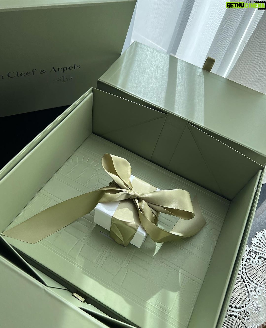 Mai Hakase Instagram - 普段ジュエリーを紹介するような投稿はしてないんだけど、、これは特別にさせてください♡ 主人から第二子出産のプッシュギフトとしてヴァンクリの2023年ホリデーコレクションをプレゼントしてもらいました🎁 素材はシルバーオブシディアンで光によって見えるカラーが違っていて、グレーぽくも見え黒にも見えて、なんとも言えないこのカラーの天然石&ローズゴールドの組み合わせがとても可愛いです😍 息子を出産した年のホリデーコレクションも持っていますが、それをつけると息子を産んだ年のものだなぁと思い出すので、今回も出産の思い出と共に大事にしたいと思います👶❤️ #pushgift #プッシュギフト #vancleefarpels #vancleefholidaypendant #ヴァンクリーフホリデー #2023holidaypendant #ヴァンクリホリデー2023