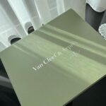 Mai Hakase Instagram - 普段ジュエリーを紹介するような投稿はしてないんだけど、、これは特別にさせてください♡ 主人から第二子出産のプッシュギフトとしてヴァンクリの2023年ホリデーコレクションをプレゼントしてもらいました🎁 素材はシルバーオブシディアンで光によって見えるカラーが違っていて、グレーぽくも見え黒にも見えて、なんとも言えないこのカラーの天然石＆ローズゴールドの組み合わせがとても可愛いです😍 息子を出産した年のホリデーコレクションも持っていますが、それをつけると息子を産んだ年のものだなぁと思い出すので、今回も出産の思い出と共に大事にしたいと思います👶❤️ #pushgift #プッシュギフト #vancleefarpels #vancleefholidaypendant #ヴァンクリーフホリデー #2023holidaypendant #ヴァンクリホリデー2023