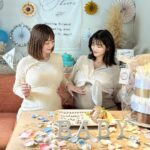 Mai Hakase Instagram - なんと❣️相棒のあゆむと同い年ベビー👶✨今から子供達を遊ばせるのが楽しみです👦💓👧 つわりが落ち着いた安定期は食欲旺盛妊婦で色々食べに行ったな🤣 一緒にマタニティライフを送れたのも嬉しい🤰 先日のベビーシャワーはいつめんが2人に開いてくれてました😆 #同い年ベビー #マタニティライフ #2人目妊娠中 #マタニティコーデ