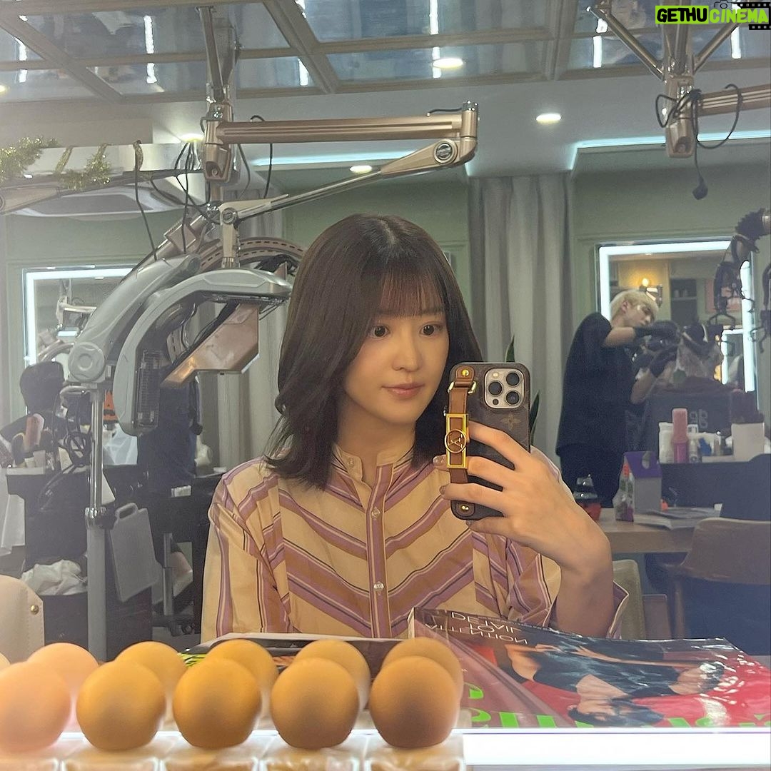 Mai Hakase Instagram - ヘアカラー&カット💇♀️ @gunhee_tokyo @suakm_gunhee 💓 いつもありがとうございます❤️ 綺麗なオリーブカラーにして長さも短くしてもらいました☺️ 最近は体が重いし大きすぎて少し歩いただけで息切れ😮💨後期つわりもなんか出てきて、胸焼けとか気持ち悪さがずっと続いてます😓今回も初期のつわりがひどくて1ヶ月半ゾンビみたいになってたけど、 後期は後期でお腹重いし胃の圧迫でやっぱりしんどいですね😓 あともう少し頑張ろう💪 #gunheetokyo #マタニティ #妊娠中