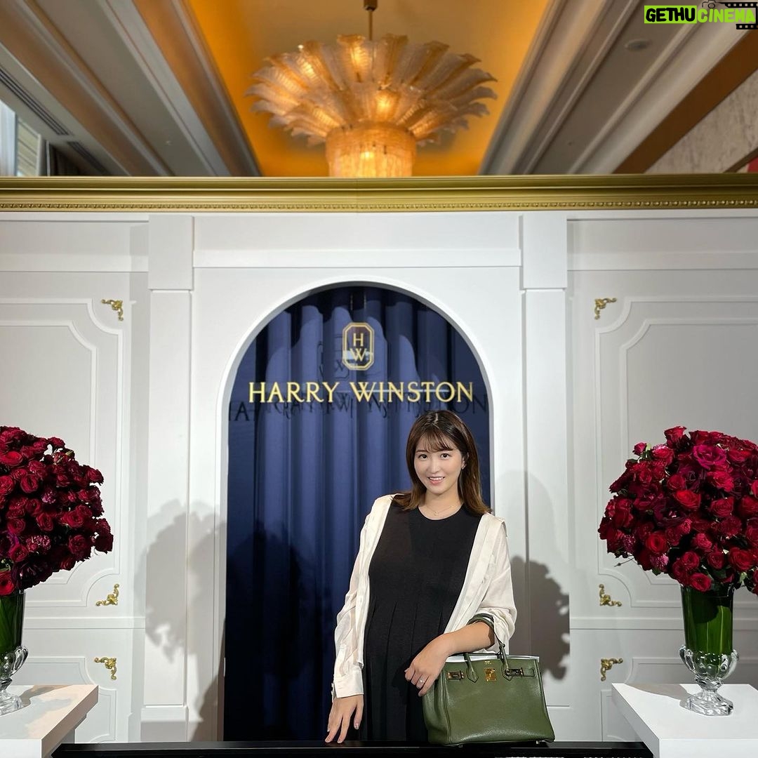 Mai Hakase Instagram - HARRY WINSTONの展示会へ🌹 桁違いのダイヤモンドの輝き💎美しすぎるジュエリー達にうっとり🥰✨ こんなかわいい写真ブースがあるならもっと映える服着ていけばよかったと後悔🤭そして最近はなかなか1人で写真撮ることもないので記念撮影✌️🌹お腹大きいです🤰妊娠8ヶ月で、2人目だからかな、前回の臨月よりもうお腹大きい気がするんだけど😅少し歩いただけでも息切れ😮💨 息子がイヤイヤ期で全然言うこときかない時期と妊娠後期の身体重たい時期が重なり、けっこう大変です😭 #harrywinston #ハリーウィンストン #妊娠後期 #妊娠8ヶ月 The Ritz-Carlton, Tokyo