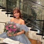 Mai Hakase Instagram - いつメン仲間のめぐにゃんの結婚式💒👰‍♀️❤️ もう可愛くて可愛すぎてプリンセスすぎました👸（語彙力w） 新郎新婦の優しい人柄が溢れたあたたかすぎる結婚式で終始涙😭🩷幸せそうな2人の姿が見れてこちらまでほっこり、幸せな気持ちになりました😍🩷 いつメンテーブルは賑やかで、ずっと笑っててお腹痛くなった🤣 若いスタッフさんに写真撮ってもらったら何かポーズつけてくださいって言われて、皆戸惑ってしたポーズのぎこちなさ🤭ww（写真4枚目） 結婚式て人生の中でもかなり大きなイベントで、そこに呼んでもらうってとても幸せなことで感謝な1日でした😊❤️ 本当におめでとう💓 #happywedding #結婚式 青山 セントグレース大聖堂
