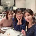 Mai Hakase Instagram - いつメン仲間のめぐにゃんの結婚式💒👰‍♀️❤️ もう可愛くて可愛すぎてプリンセスすぎました👸（語彙力w） 新郎新婦の優しい人柄が溢れたあたたかすぎる結婚式で終始涙😭🩷幸せそうな2人の姿が見れてこちらまでほっこり、幸せな気持ちになりました😍🩷 いつメンテーブルは賑やかで、ずっと笑っててお腹痛くなった🤣 若いスタッフさんに写真撮ってもらったら何かポーズつけてくださいって言われて、皆戸惑ってしたポーズのぎこちなさ🤭ww（写真4枚目） 結婚式て人生の中でもかなり大きなイベントで、そこに呼んでもらうってとても幸せなことで感謝な1日でした😊❤️ 本当におめでとう💓 #happywedding #結婚式 青山 セントグレース大聖堂