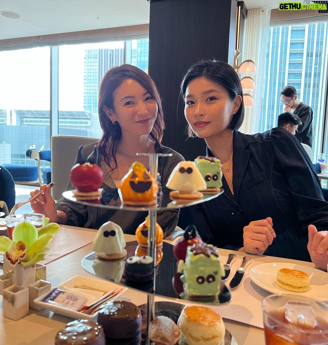 Mai Hakase Instagram - 事務所のメンバーでフォーシーズンホテル丸の内でアフタヌーンティー🫖🩷 素敵空間と美味しい食事&飲み物でとてもおしゃべりがはずみました😋 どのお料理も一品一品凝っていて、ハロウィンのスウィーツは想像を超える美味しさで完食🎃😈👻 @maisonmarunouchi @fstokyo #maisonmarunouchi #fourseasonshoteltokyo #halloween #メゾンマルノウチ #フォーシーズンズホテル丸の内東京 #ハロウィン #アービング #PR