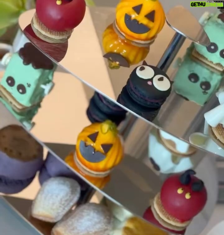 Mai Hakase Instagram - 事務所のメンバーでフォーシーズンホテル丸の内でアフタヌーンティー🫖🩷 素敵空間と美味しい食事&飲み物でとてもおしゃべりがはずみました😋 どのお料理も一品一品凝っていて、ハロウィンのスウィーツは想像を超える美味しさで完食🎃😈👻 @maisonmarunouchi @fstokyo #maisonmarunouchi #fourseasonshoteltokyo #halloween #メゾンマルノウチ #フォーシーズンズホテル丸の内東京 #ハロウィン #アービング #PR