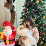 Mai Hakase Instagram – Merry Christmas🎄
今年はサンタの役目も無事できました🎅
息子に1ヶ月前からサンタさんになにもらうの？て聞いてたら、「チョコレート」しか言わなかったので、
サンタさんにはトミカのチョコとパウパトロールのチョコを頼みました😁
子供ができたらクリスマスは子供のための日になりますねー😆🪅
載せれるクリスマスらしい写真全然ないので、
退院した日に娘とクリスマスツリーの前で撮った写真を🥰

#merrychristmas