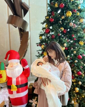 Mai Hakase Instagram - Merry Christmas🎄
今年はサンタの役目も無事できました🎅
息子に1ヶ月前からサンタさんになにもらうの？て聞いてたら、「チョコレート」しか言わなかったので、
サンタさんにはトミカのチョコとパウパトロールのチョコを頼みました😁
子供ができたらクリスマスは子供のための日になりますねー😆🪅
載せれるクリスマスらしい写真全然ないので、
退院した日に娘とクリスマスツリーの前で撮った写真を🥰

#merrychristmas
